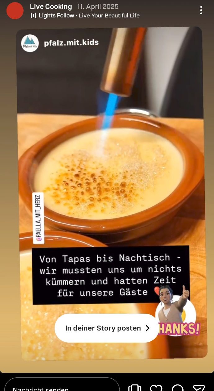 Carla und Team mit zwei großen Paellapfannen beim Event