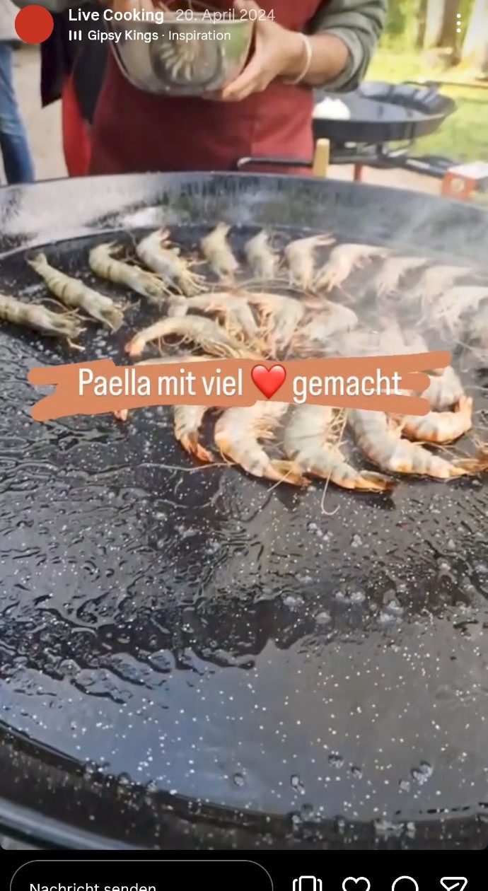 Paella live in großer Paellapfanne zubereitet
