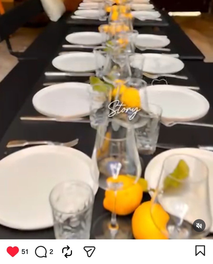 Festlich gedeckter Tisch für ein spanisches Event