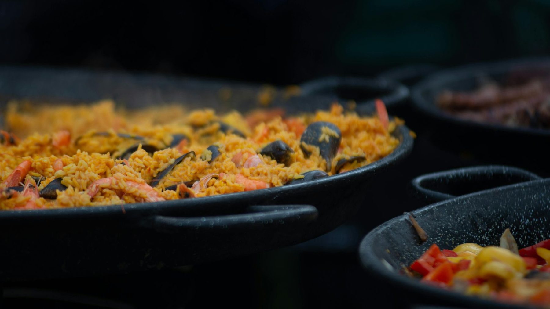 Paella in großer Pfanne beim Live Cooking