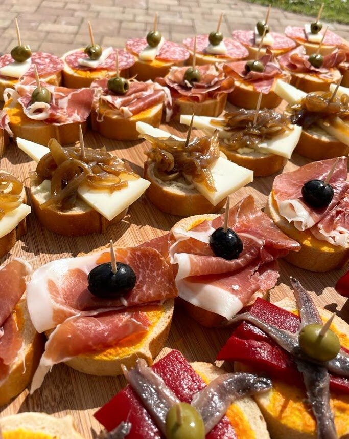 Montaditos mit Serrano Schinken, Manchego und Sardellen