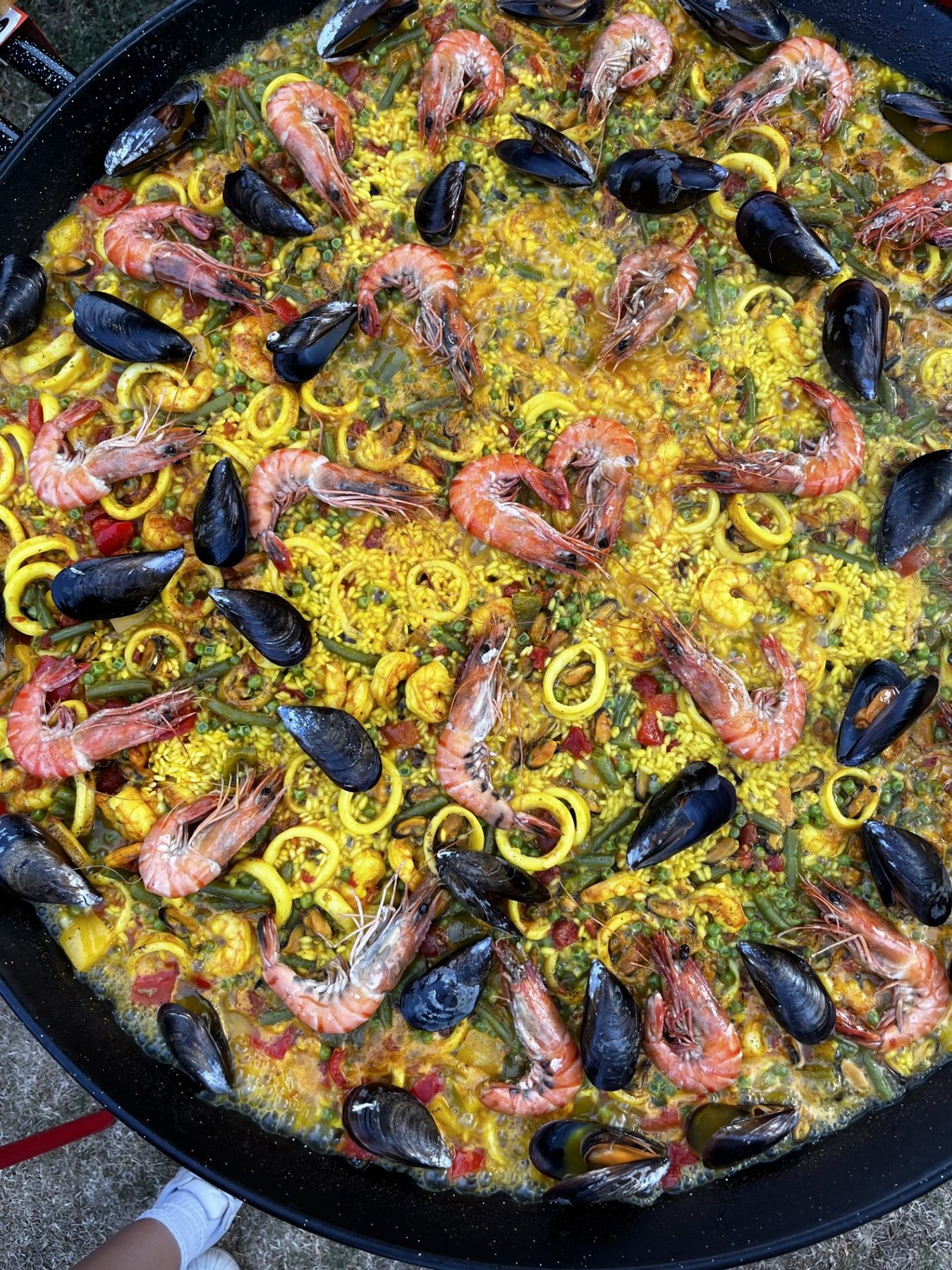 Meeresfrüchte Paella mit Gambas und Muscheln