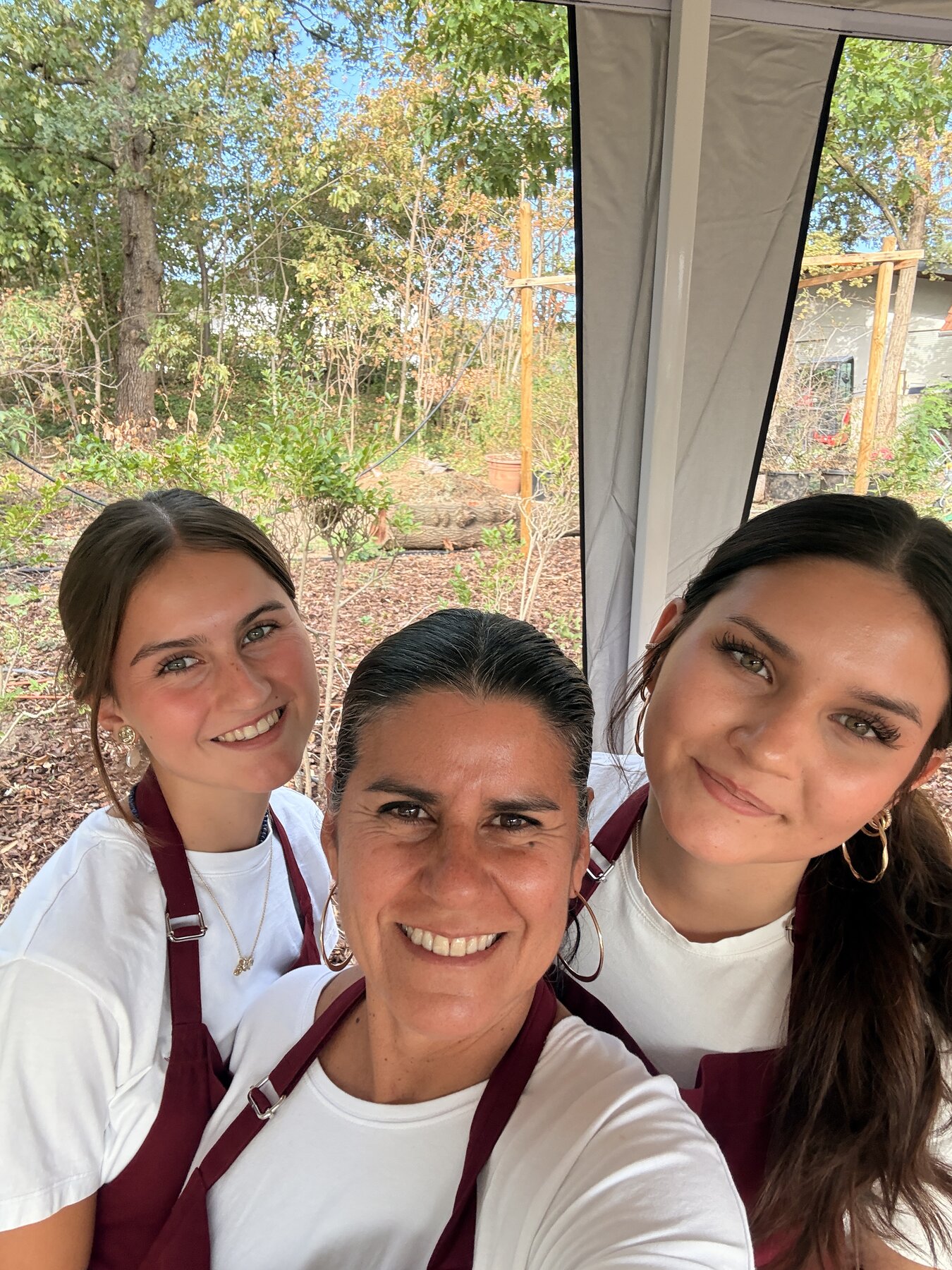 Carla mit ihrem Team von Paella mit Herz